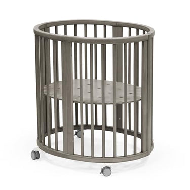 Stokke Sleepi Mini, Hazy Grey - Ovales Kinderbett für 0-6 Monate - Höhenverstellbares Gestell, feststellbare Schwenkräder, perforierte Matratzenauflage für Luftzirkulation im Sale